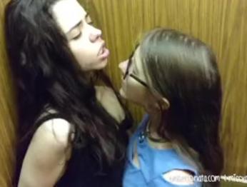 Общественный Лифт Девушка Пальцы Девушка Страстно!