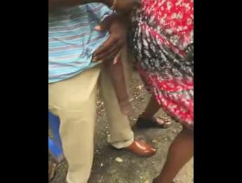 Огромный! Big Black Dick Flash на общественной автобусной остановке