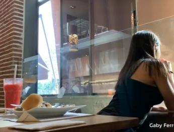 Мой друг контролирует меня на публике! смотреть, как я изо всех сил, чтобы не быть пойманным