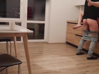 Он поймал свою подругу на измене со своим другом. Скрытая камера