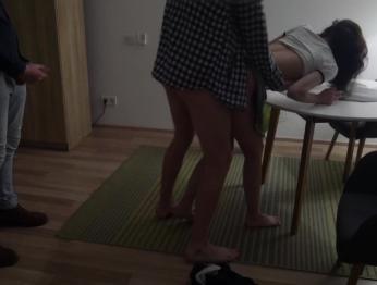 Муж наблюдает за тем, как его молодую жену трахают в жопу и киску