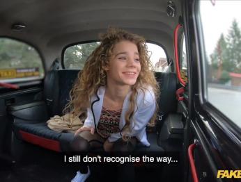 Поддельное такси Малыш-подросток Angel Sabrina Spice трахается с водителем такси