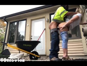 Строитель с большим черным членом трахает горячую возбужденную жену на работе