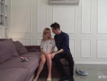 Дефлорация самой горячей тинки в мире Tieny Mieny