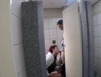 Aproveitei a quarentena que esta tudo deserto e fiz sexo dentro de um banheiro publico