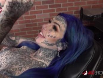 Грудастая красотка Эмбер Люк пришла в магазин за новой татуировкой